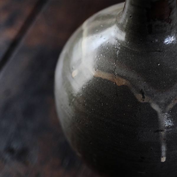 Karatsu Kuromuta Kiln Flowing Sake Bottle
