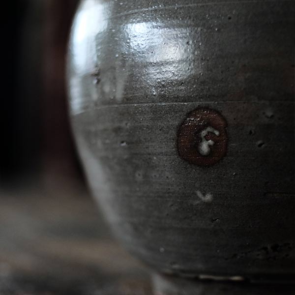Karatsu Kuromuta Kiln Flowing Sake Bottle
