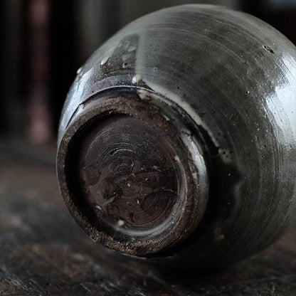Karatsu Kuromuta Kiln Flowing Sake Bottle