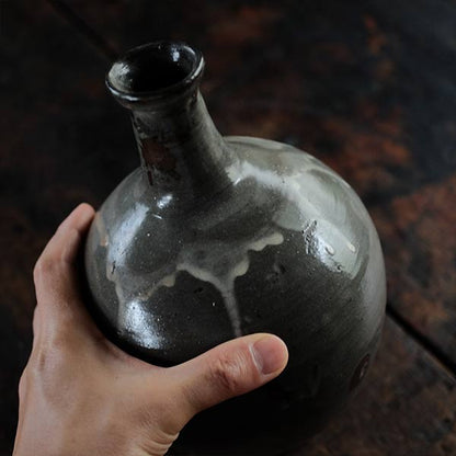 Karatsu Kuromuta Kiln Flowing Sake Bottle