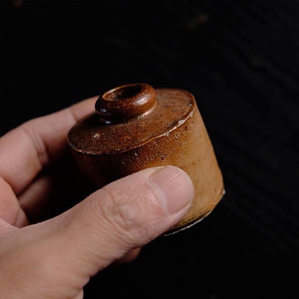 陶器の小さなインクボトル