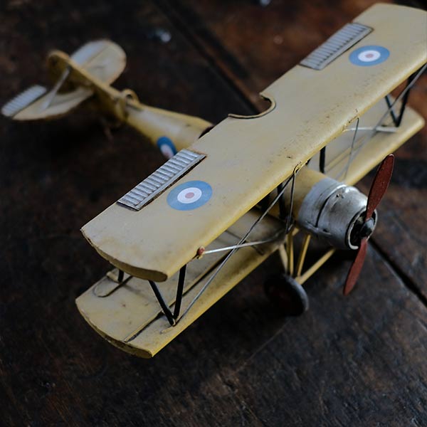 黄色い飛行機の模型