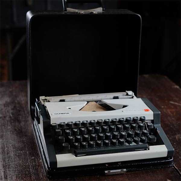 OLYMPIA Traveller de Luxe S タイプライター