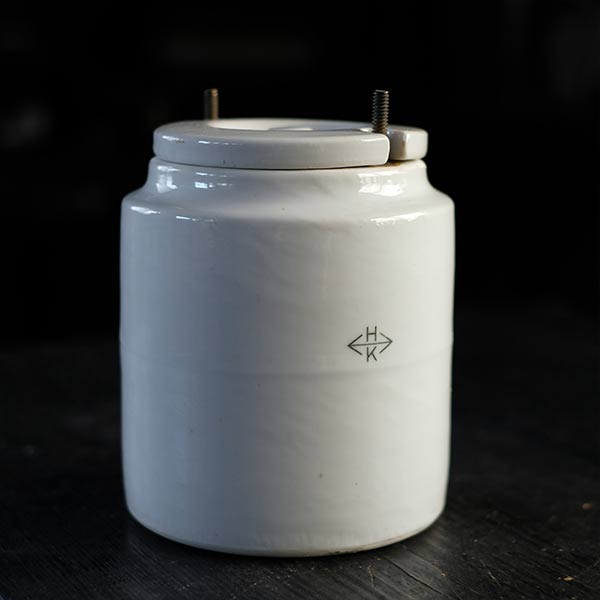 分厚い磁器製のコンテナ M