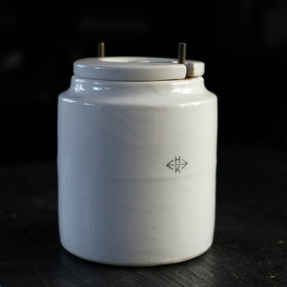 分厚い磁器製のコンテナ M