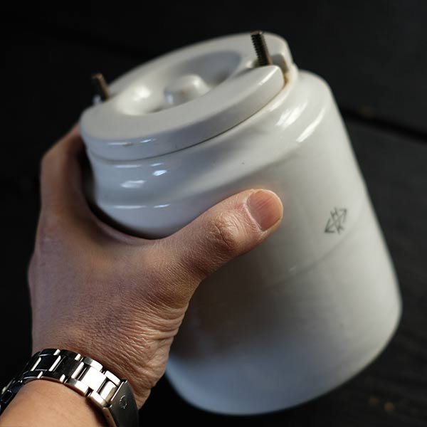 分厚い磁器製のコンテナ M