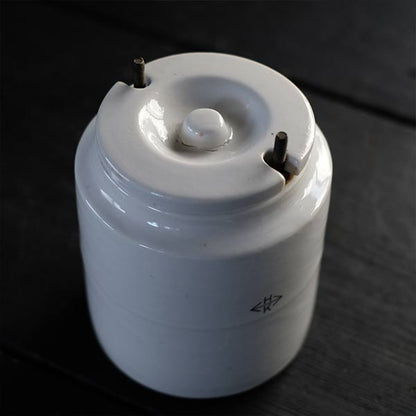 分厚い磁器製のコンテナ M