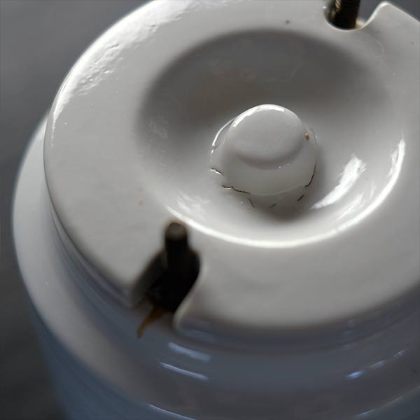 分厚い磁器製のコンテナ M