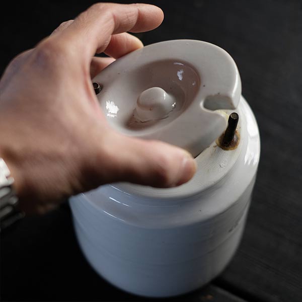 分厚い磁器製のコンテナ M