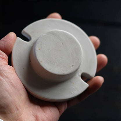 分厚い磁器製のコンテナ M