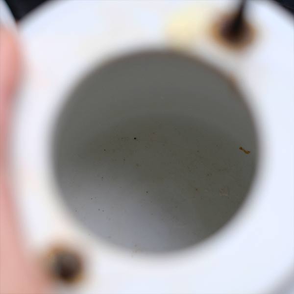 分厚い磁器製のコンテナ M