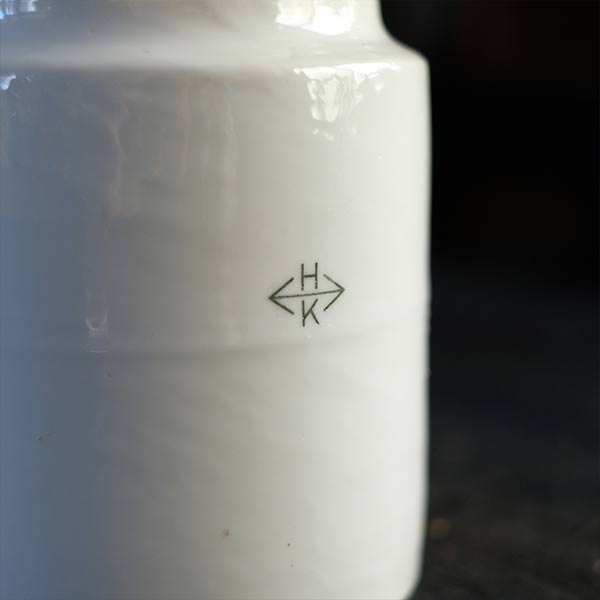分厚い磁器製のコンテナ M