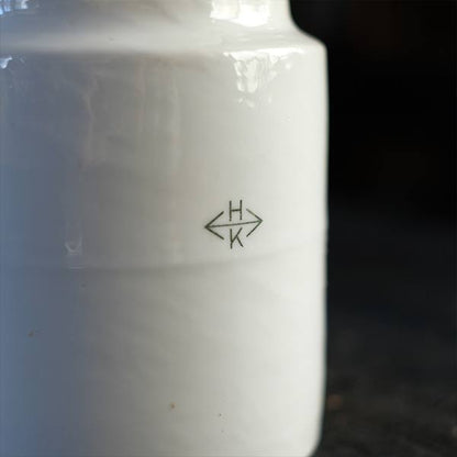 分厚い磁器製のコンテナ M