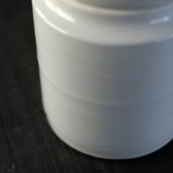分厚い磁器製のコンテナ M