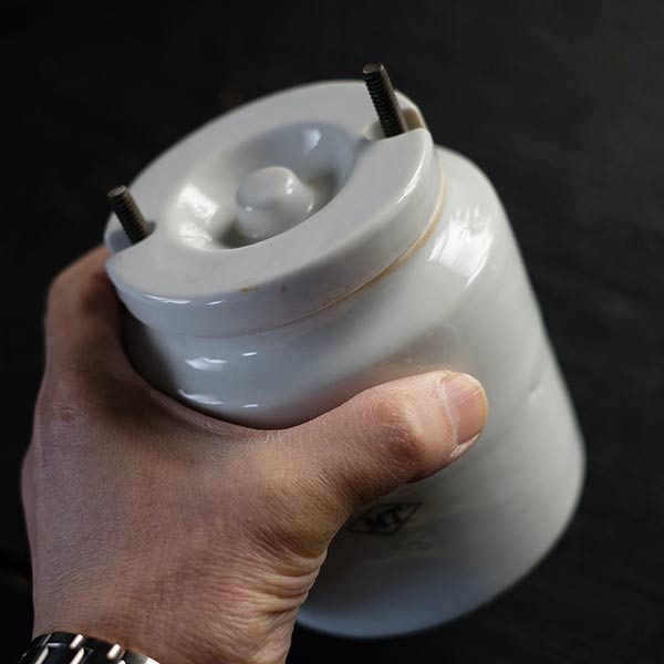 分厚い磁器製のコンテナ S