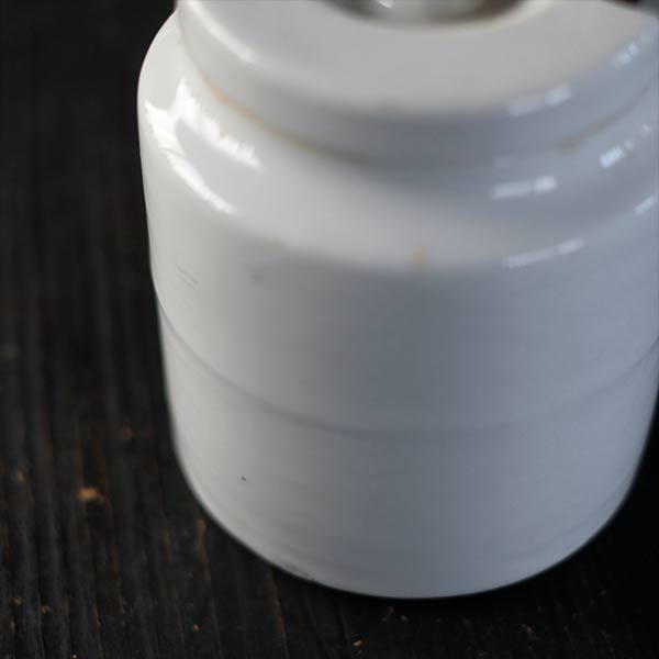 分厚い磁器製のコンテナ S