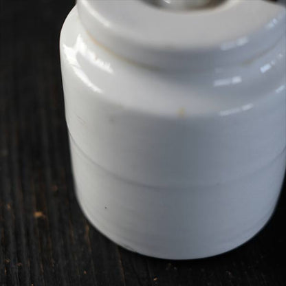 分厚い磁器製のコンテナ S
