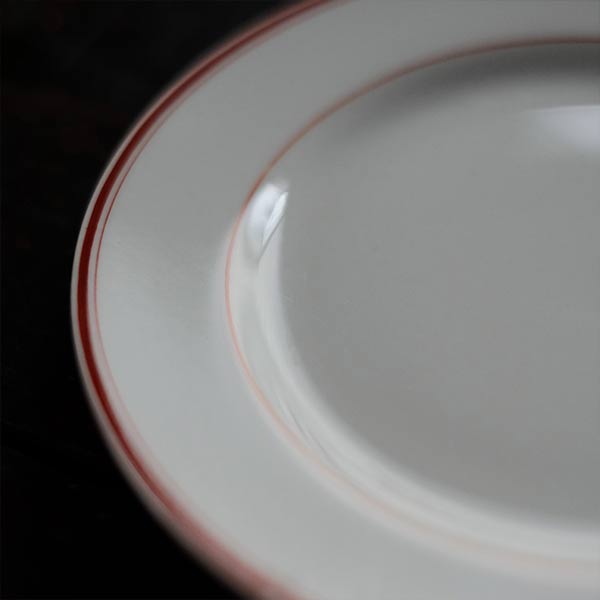 赤いラインの入ったデザート皿 φ18cm
