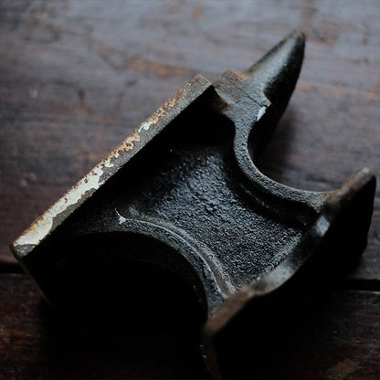 小型の金床（アンビル）