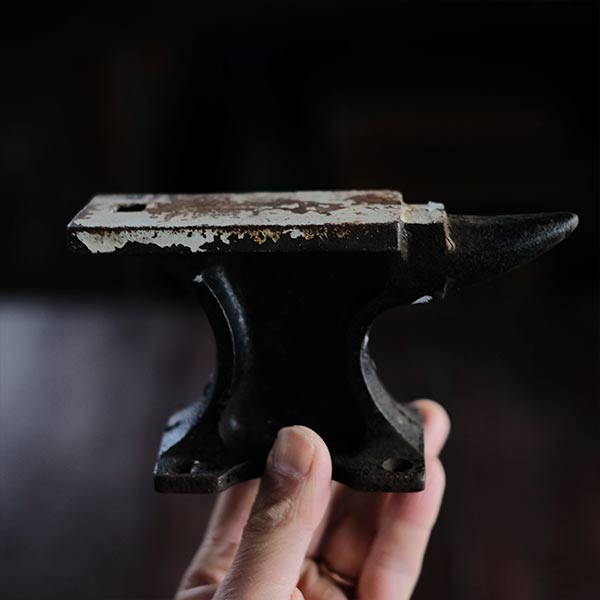 小型の金床（アンビル）