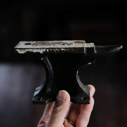 小型の金床（アンビル）