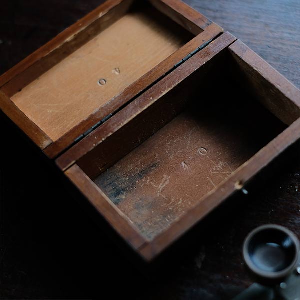 小さな測定器具（木箱付き）