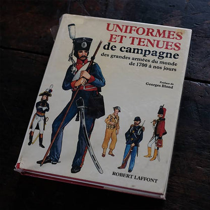 UNIFORMES ET TENUES - Robert Laffont