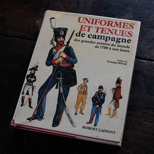 UNIFORMES ET TENUES - Robert Laffont