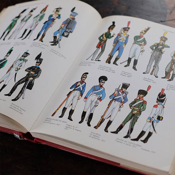 UNIFORMES ET TENUES - Robert Laffont