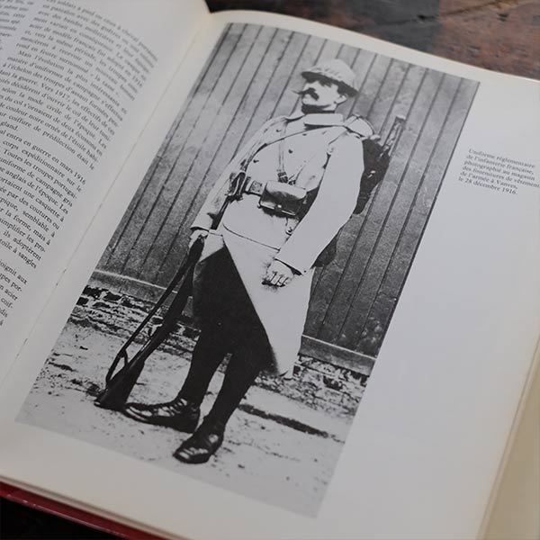 UNIFORMES ET TENUES - Robert Laffont