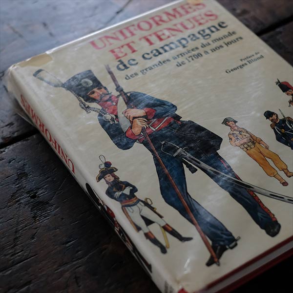 UNIFORMES ET TENUES - Robert Laffont