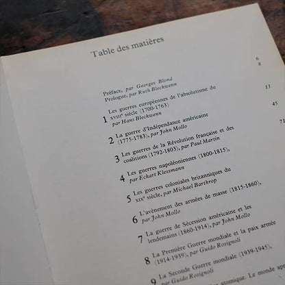 UNIFORMES ET TENUES - Robert Laffont