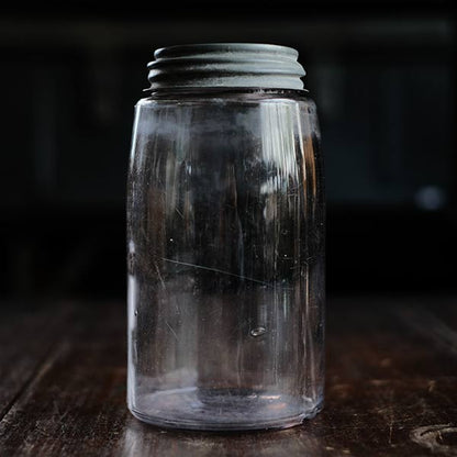 うっすら紫がかった無名のMason Jar