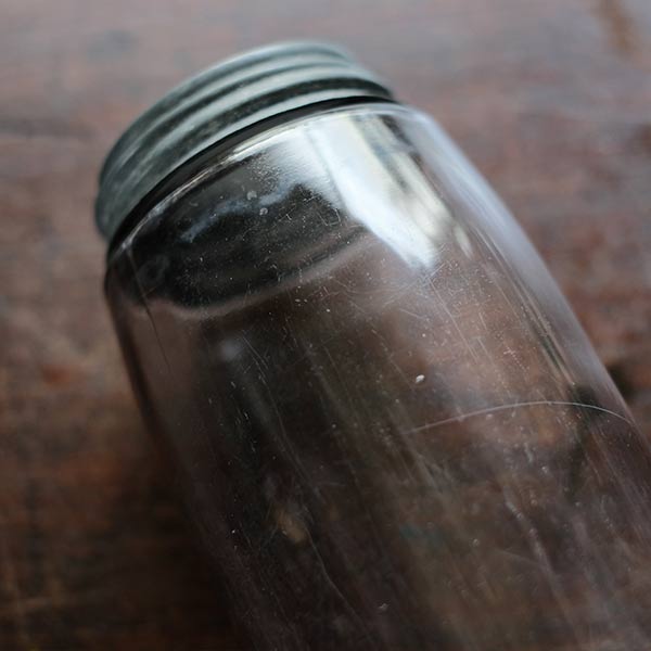 うっすら紫がかった無名のMason Jar