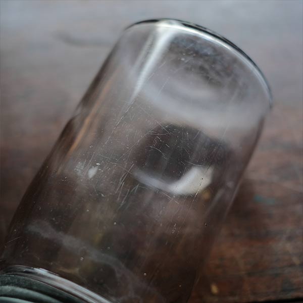 うっすら紫がかった無名のMason Jar