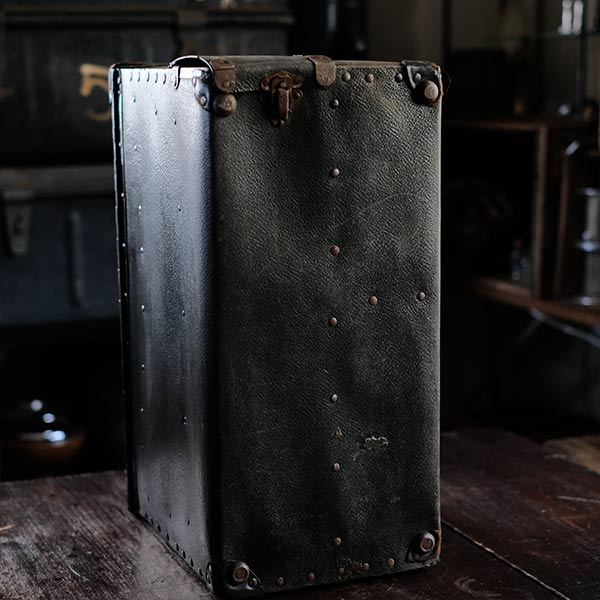 Trunk for storing equipment