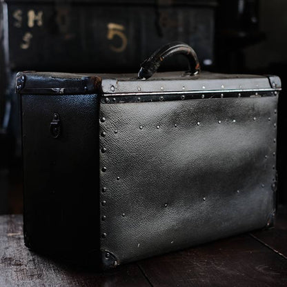 Trunk for storing equipment
