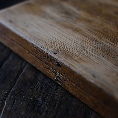 小さな瓶に入った時計のパーツセット