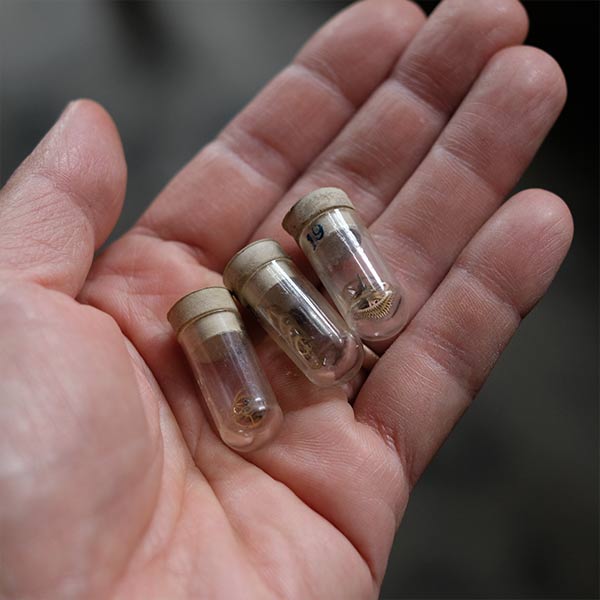 機械式時計のパーツが入った小さな瓶のセット