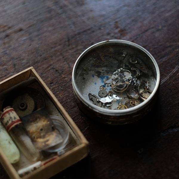 Cans and bottles containing watch parts (85 cans, 85 bottles)