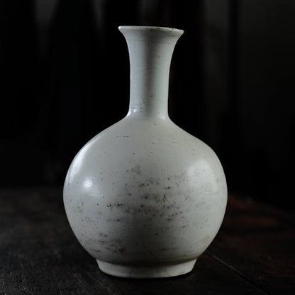 白い陶器の徳利