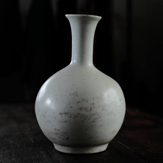 白い陶器の徳利