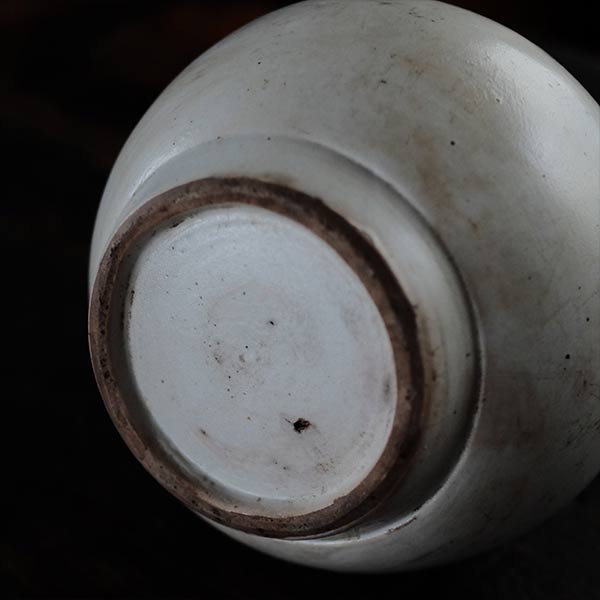 白い陶器の徳利