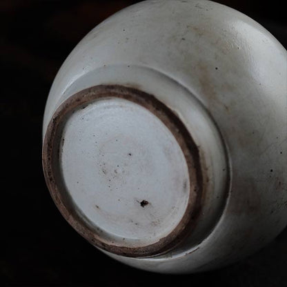 白い陶器の徳利