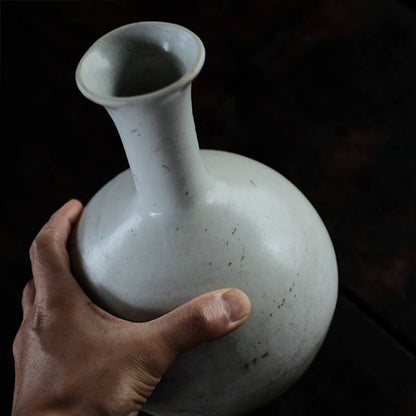 白い陶器の徳利