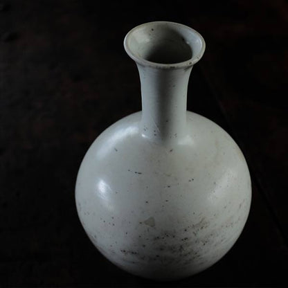 白い陶器の徳利