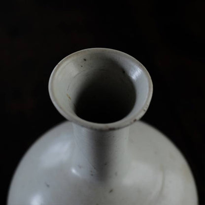 白い陶器の徳利