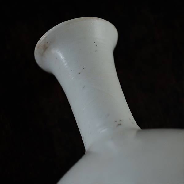 白い陶器の徳利