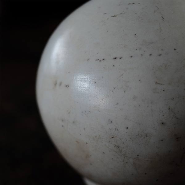 白い陶器の徳利