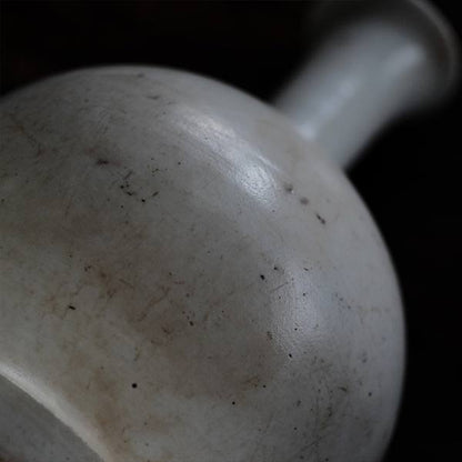 白い陶器の徳利